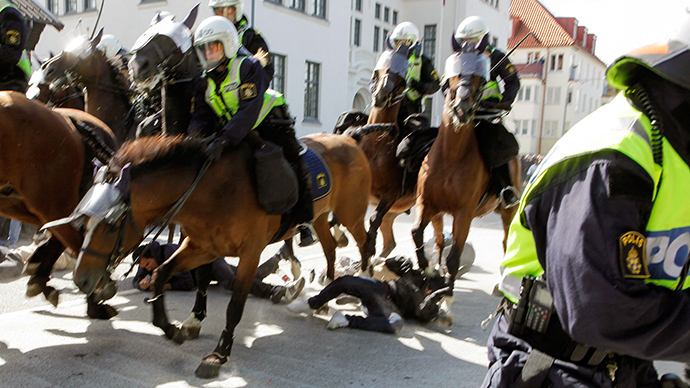 On dit que les animaux sentent ceux qui leur veulent du mal. C'est ce qui explique peut-être l'application des chevaux suédois à piétiner les extrémistes rouges.