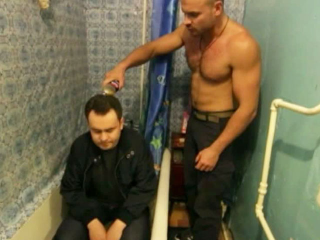 Lors de ses actions contre les pédocriminels et les homosexualistes militants, Tesak infligeait comme punition le versement d'urine sur les coupables, comme ici avec le pédocriminel Andrei Kaminov.