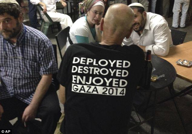 Envahir - Détruire - Se réjouir : Gaza 2014. Vêtement porté par un Juif se réjouissant des massacres de civils commis par son gouvernement.