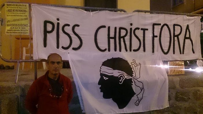 François Veyret-Passini devant la banderole Piss Christ Fora.