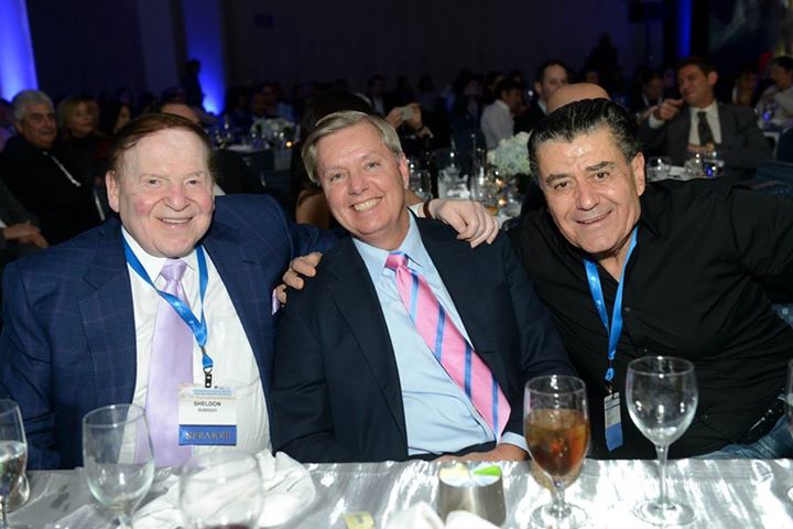 Sheldon Adelson, Lindsey Graham et Haim Saban lors de la conférence de l'IAC.