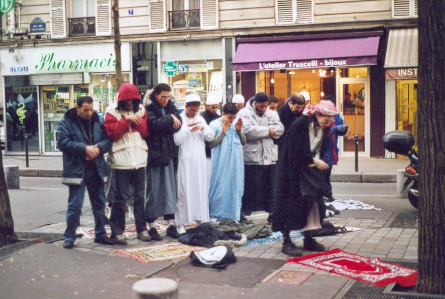 [Farid Benyettou organisant une prière dans la rue avec la bénédiction à l’époque de Nicolas Sarkozy, ici rue Jean-Pierre Timbaud]