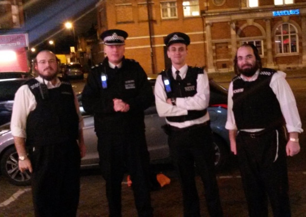 La police londonienne encadrée par des shomrim.