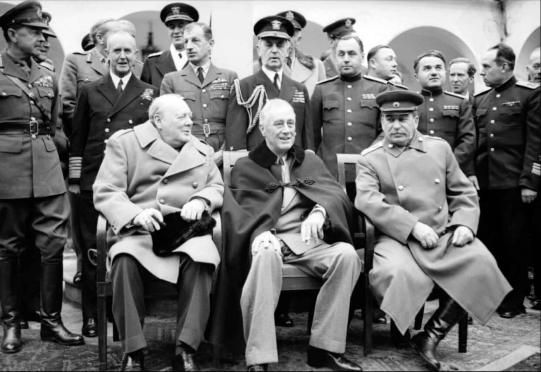 Quelques jours avant la dernière vague de crimes commis par les alliés russo-anglo-américains, les trois criminels contre l'humanité Staline, Roosevelt et Churchill se partageaient le monde à Yalta, et se mettaient d'accord sur un nouvel ordre mondial dans lequel l'Europe resterait le jouet des deux impérialismes.