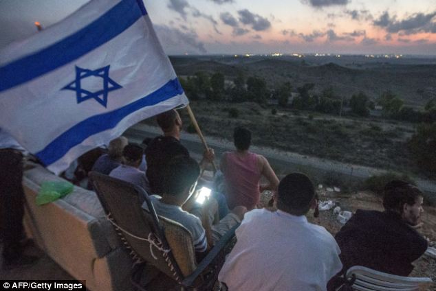 Une des photos d’habitants de Sderot confortablement installées pour admirer le massacre
