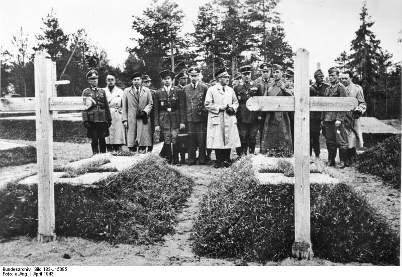 Robert Brasillach (2e en partant de la gauche) à Katyn. Il fut l'un des premiers Français a constaté l'étendue de l'horreur du bolchevisme, qui massacre plusieurs dizaines de milliers de Polonais en quelques semaines.