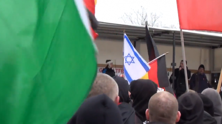 Un drapeau de l'État criminel juif flottant au milieu des drapeaux allemands ) Wuppertal.