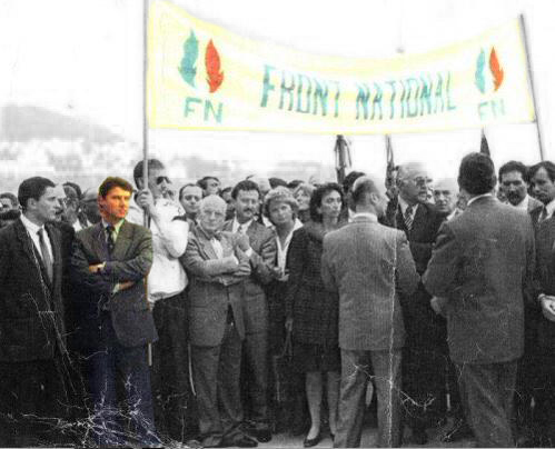 Christian Estrosi pose auprès de la banderole FN