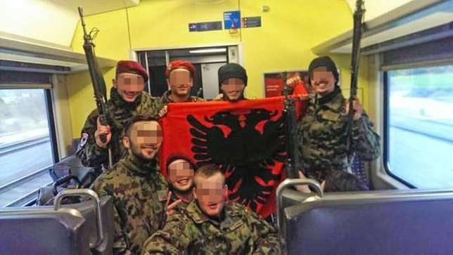 soldats suisses drapeau albanais - l intégration en marche