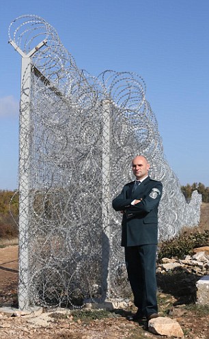 Ivan Stoyanov pose devant la frontière anti-invasion