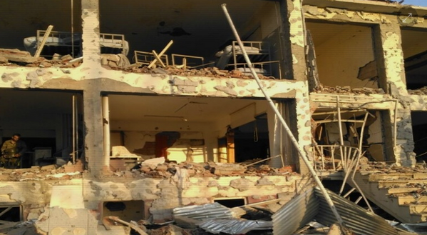 La façade de la gendarmerie de Karabulak après l'attaque