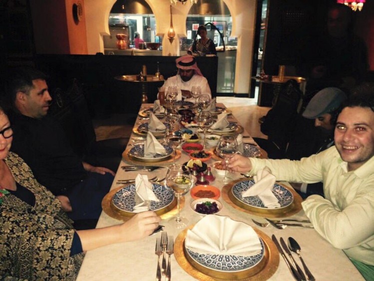 Corine Pagny dans un restaurant au Qatar, terre bien connue de la liberté d’expression, de l’accueil des ‘migrants’ et de la défense des minorités. 