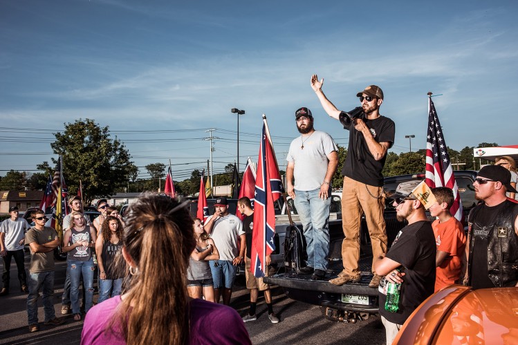 Tom Piece (à droite) et Mathew Heimbach, (à gauche)  durant une manifestation pour la défense du drapeau sudiste à Seymour (Tennessee)