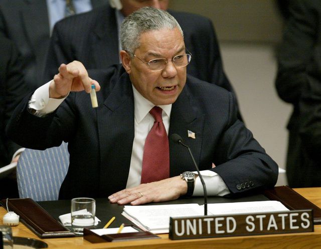[Le secrétaire d’État et criminel contre l’humanité Colin Powell présente les fausses « preuves » pour justifier la destruction de l’Irak]