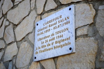 Toulon Carrefour Raoul Salan Plaque commémorative dégradée