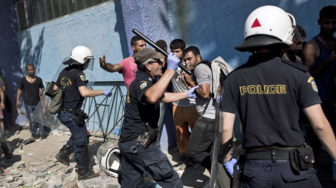 Les envahisseurs attaquent la Police à Lesbos