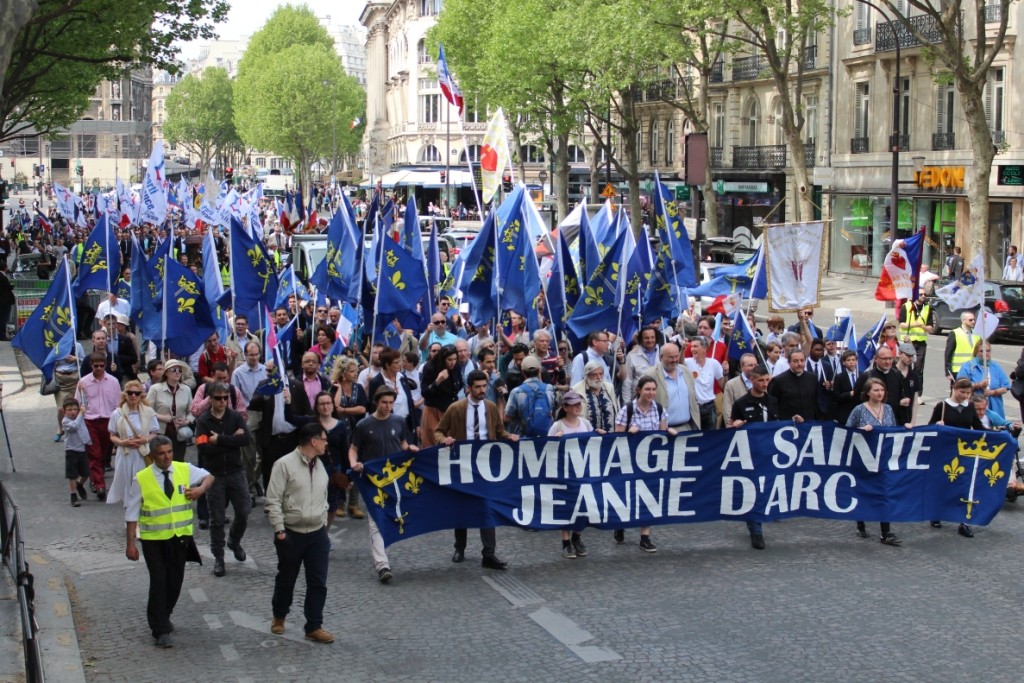 Le défilé organisé par CIVITAS en hommage à Sainte Jeanne d’Arc