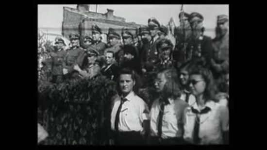 Les populations russes accueillent les troupes de la Wehrmacht – Images d’époque (vidéo)