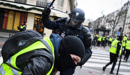 Gilets jaunes, ne rêvons pas ! Les flics ne seront jamais avec nous (vidéos)